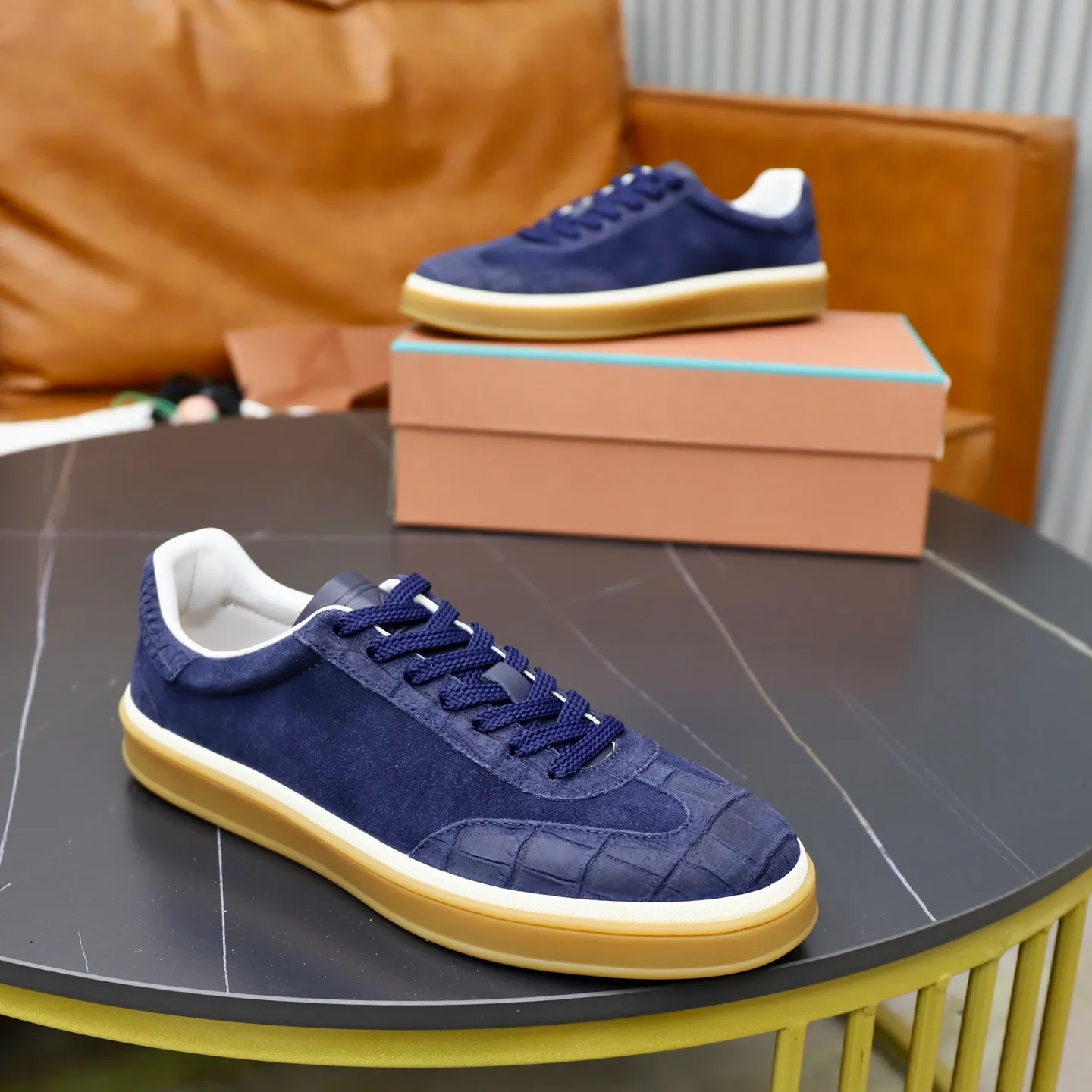 Ex-factory price: 560💰Loro Piana Tennis Walk men’s moral training sneakers! These new textured leather tennis shoes feature an ultra-low-top design for year-round wear and are water-resistant. The wrapped sole creates an effortlessly attractive color combination that harmoniously blends functionality with understated style. The ideal footwear option for urban dressing. The heel is decorated with a soft calfskin tongue with Kummel color inserts and an embossed LP logo. Cotton shoelaces. Material: Upper: Gray woven stitching with cowhide accents! Sole: Rubber lining: Cow leather original rubber sole, excellent foot comfort, complete package! Size: 38-39-40-41-42-43-44 leather shoe size (4546 can be customized)